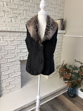 Black Sleeveless Vest with Faux-Shearling Collar